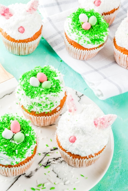 Cupcakes de Páscoa com orelhas de coelho e ovos doces,