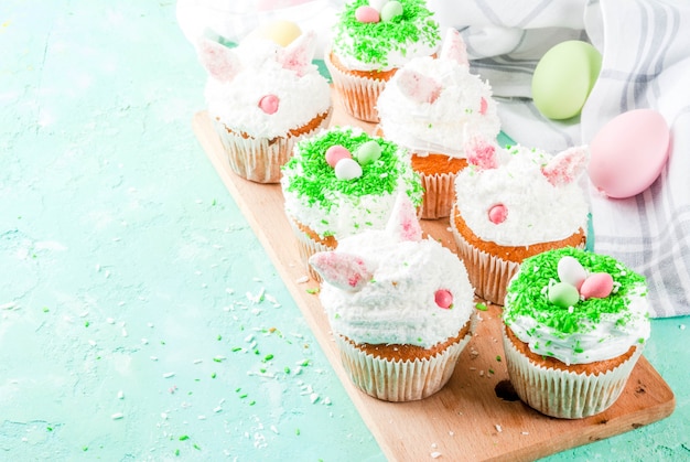 Cupcakes de Páscoa com orelhas de coelho e ovos doces,