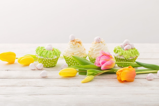 Cupcakes de Páscoa na mesa de madeira branca