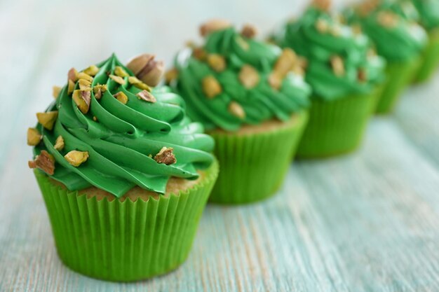 Cupcakes de pistache na mesa de madeira