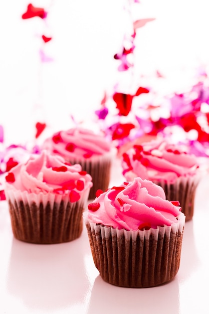 Cupcakes de rosa dia dos namorados em fundo branco.