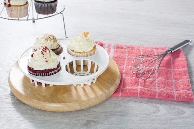 Foto cupcakes de sabores diferentes em uma mesa de madeira branca