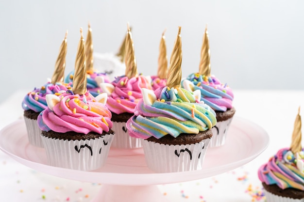 Cupcakes de unicórnio decorados com cobertura de buttercream colorida e granulado.