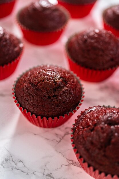 Cupcakes de veludo vermelho com cobertura de ganache de chocolate branco