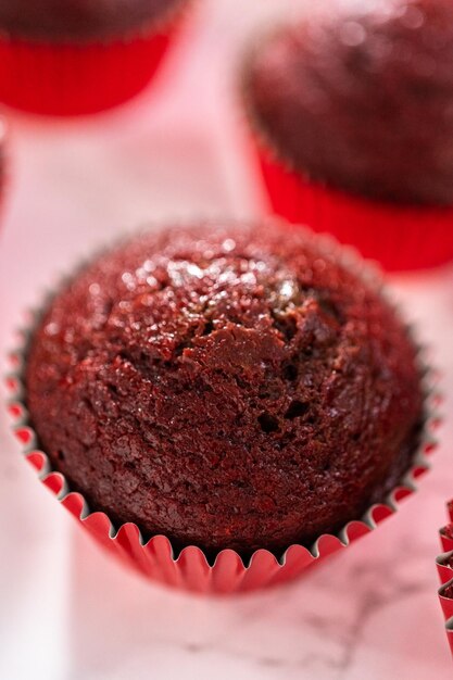 Cupcakes de veludo vermelho com cobertura de ganache de chocolate branco