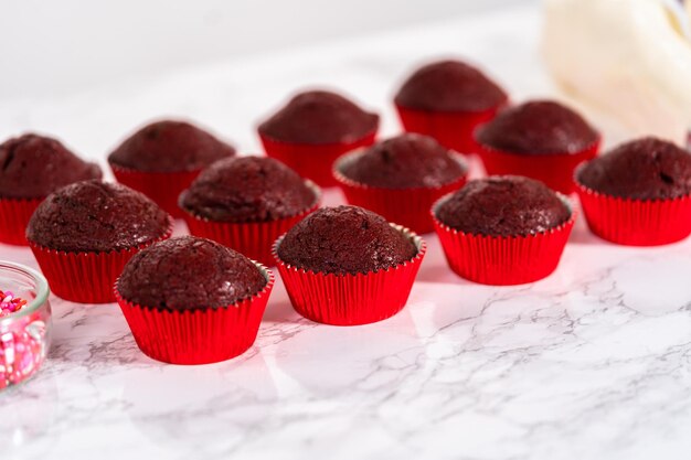 Cupcakes de veludo vermelho com cobertura de ganache de chocolate branco