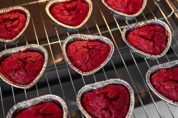 Cupcakes de veludo vermelho em forma de coração no forno