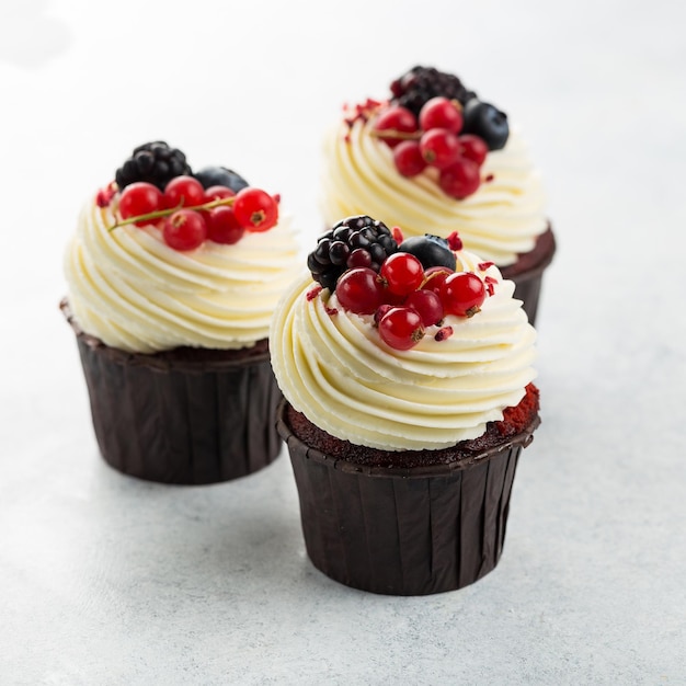 Cupcakes de veludo vermelho em fundo branco