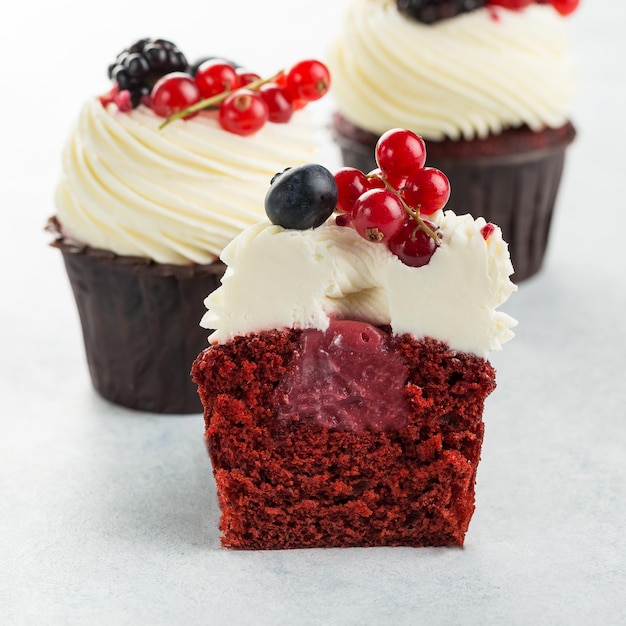 Foto cupcakes de veludo vermelho em fundo branco