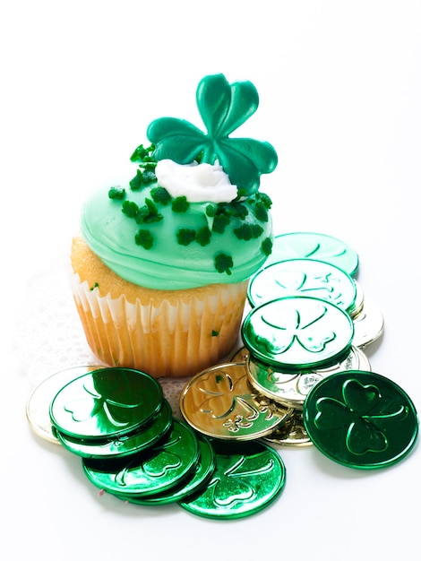 Cupcakes decorados en un ambiente festivo del día de San Patricio con tréboles.