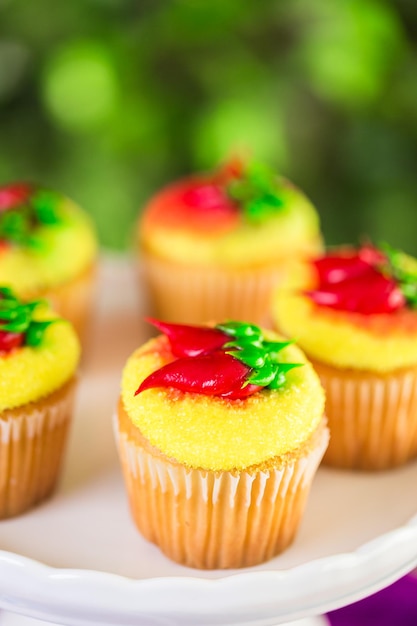 Cupcakes decorados con chiles rojos para el Cinco de Mayo.