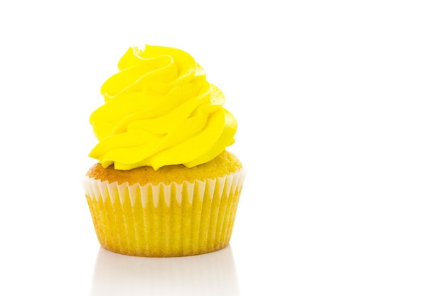 Cupcakes decorados com glacê de cores brilhantes para a festa de Mardi Gras.