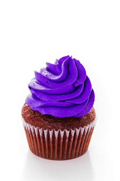 Cupcakes decorados com glacê de cores brilhantes para a festa de Mardi Gras.