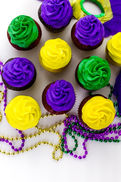 Cupcakes decorados com glacê de cores brilhantes para a festa de Mardi Gras.