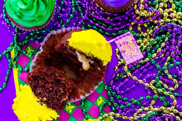 Cupcakes decorados com glacê de cores brilhantes para a festa de Mardi Gras.