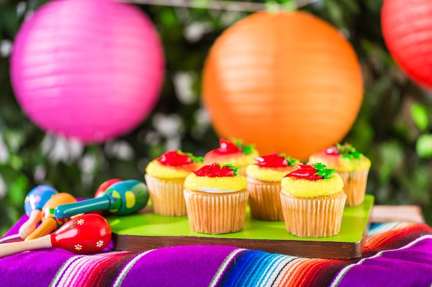 Cupcakes decorados com pimenta vermelha para Cinco de Mayo.