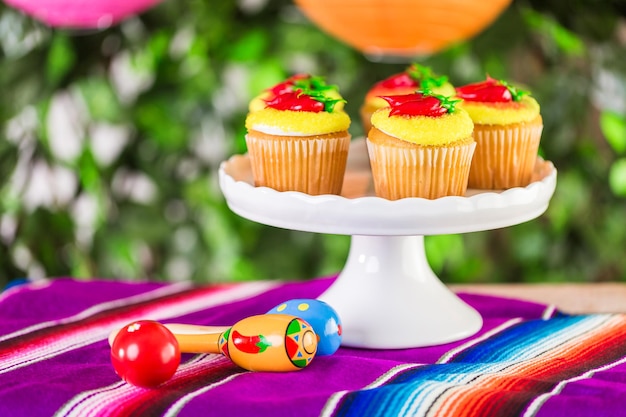 Cupcakes decorados com pimenta vermelha para Cinco de Mayo.