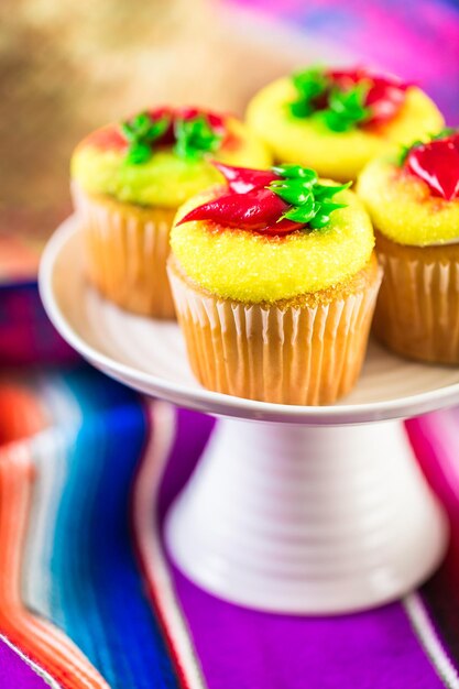 Cupcakes decorados com pimenta vermelha para Cinco de Mayo.