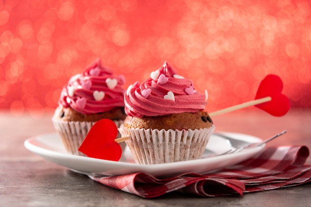 Cupcakes decorados con corazones de azúcar. Concepto de San Valentín