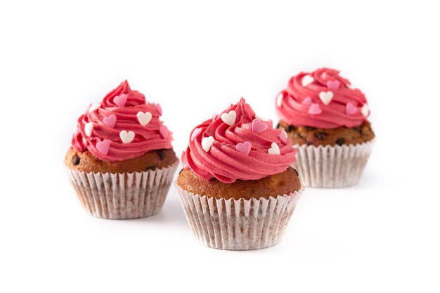 Cupcakes decorados con corazones de azúcar para el Día de San Valentín aislado sobre fondo blanco.