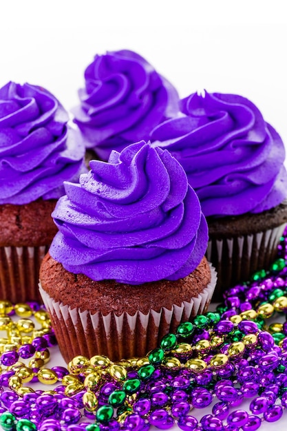 Cupcakes decorados con glaseado de colores brillantes para la fiesta de Mardi Gras.