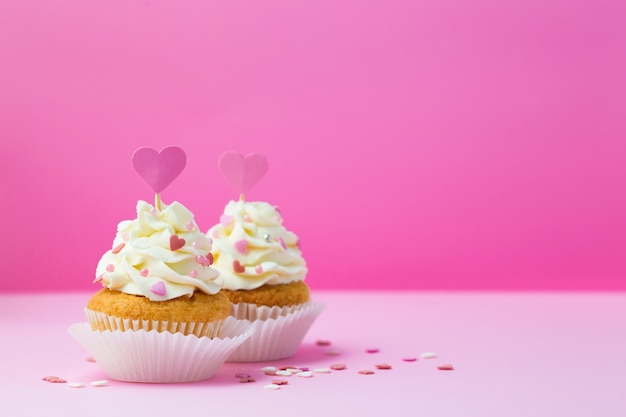 Cupcakes dekoriert Herz auf Rosa