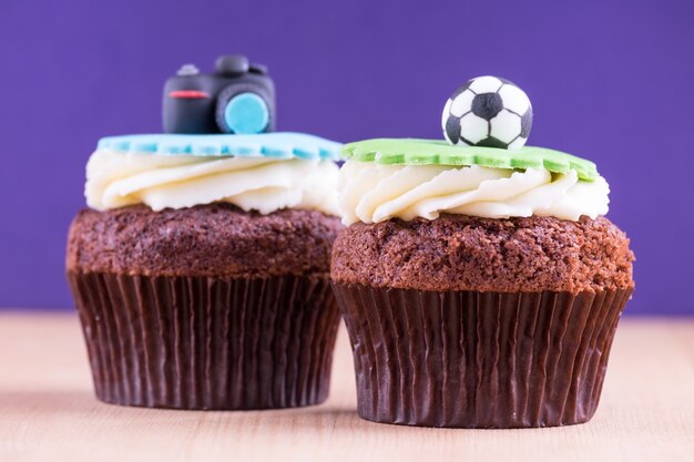 Cupcakes deliciosos com cobertura na mesa