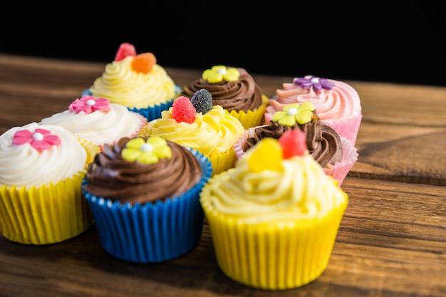 Cupcakes deliciosos em uma mesa