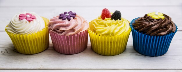 Cupcakes deliciosos em uma mesa