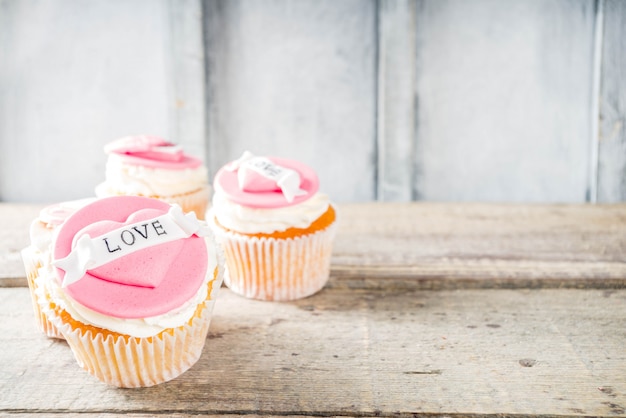 Cupcakes dia dos namorados rosa e vermelho