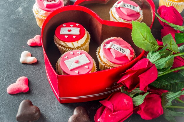 Cupcakes dia dos namorados rosa e vermelho