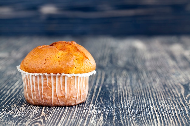 Cupcakes, die auf der schwarzen Tischnahaufnahme in der Küche liegen