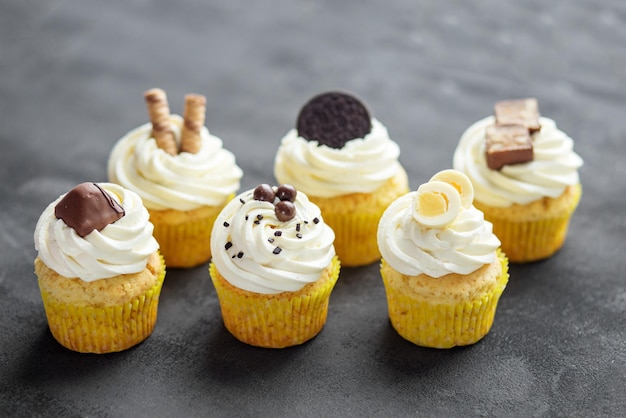 Cupcakes diferentes com creme delicado e conceito de doces para sobremesas de menu de padaria de alimentos