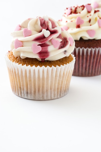 Cupcakes dos namorados decorados com queridos em branco.