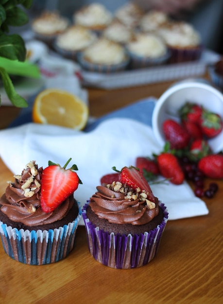 Foto cupcakes dulces con fresa y chocolate cremoso