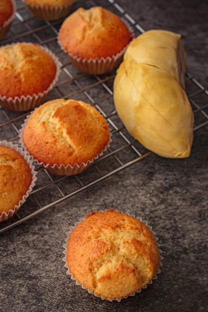 Cupcakes de durian caseros en la mesa de rock.