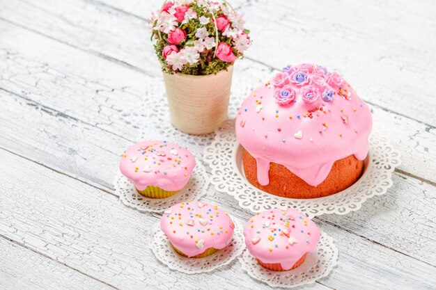 Cupcakes e bolo de Páscoa tradicional