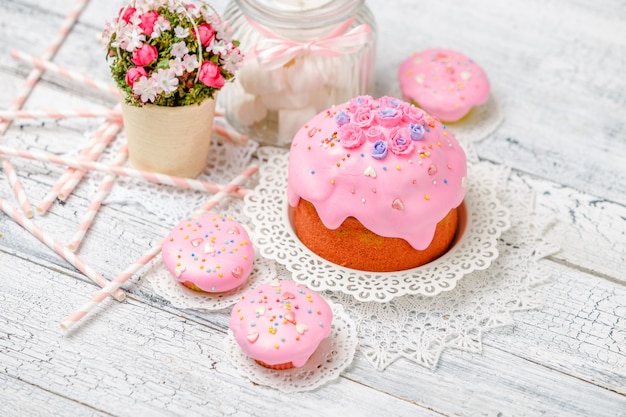 Cupcakes e bolo de Páscoa tradicional