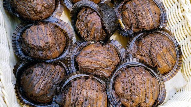 Cupcakes em close-up da cesta. fundo