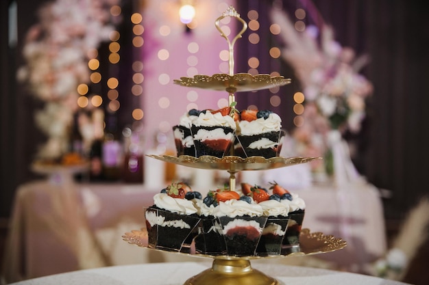 Cupcakes em copos plásticos como brinde em um casamento