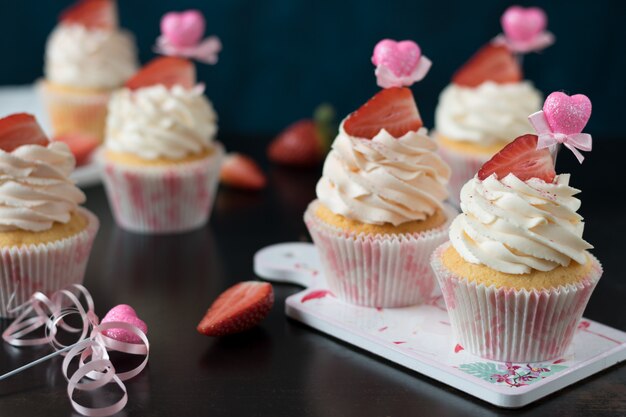 Foto cupcakes em uma superfície escura