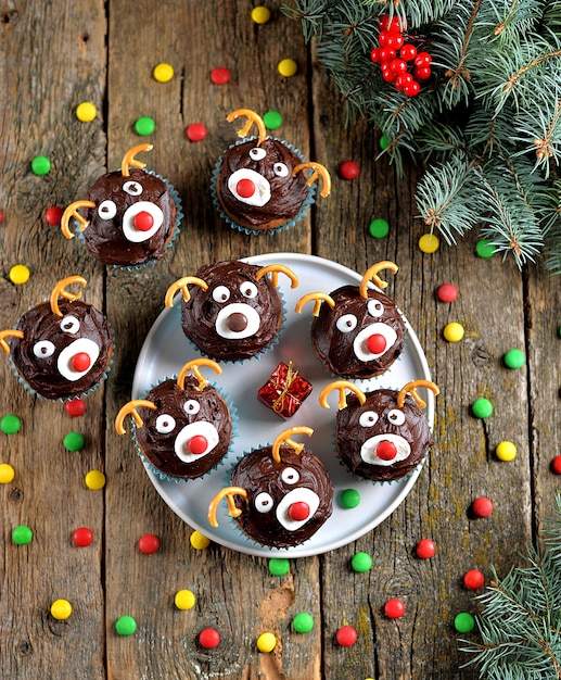 Cupcakes engraçados caseiros com forma de renas em um prato