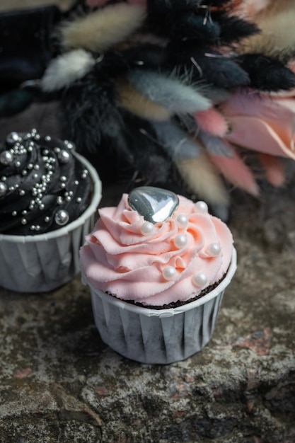 Cupcakes estilo grunge com creme preto e rosa