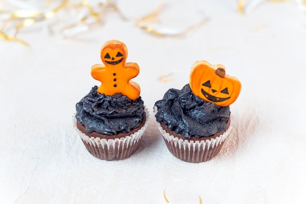 Cupcakes festivos de Halloween decorados com biscoitos de gengibre Doces caseiros para a celebração do Dia das Bruxas Amarelo