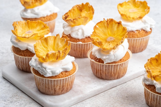 Cupcakes con flores secas de piña