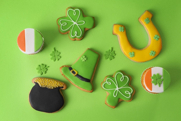 Foto cupcakes y galletas sobre un fondo verde concepto del día de san patricio
