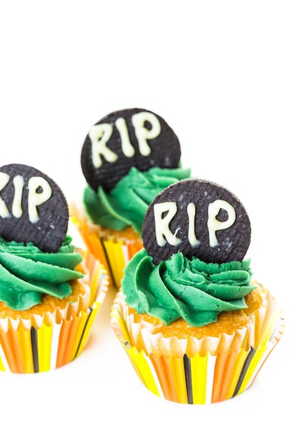 Cupcakes con glaseado verde preparados como golosinas de Halloween.