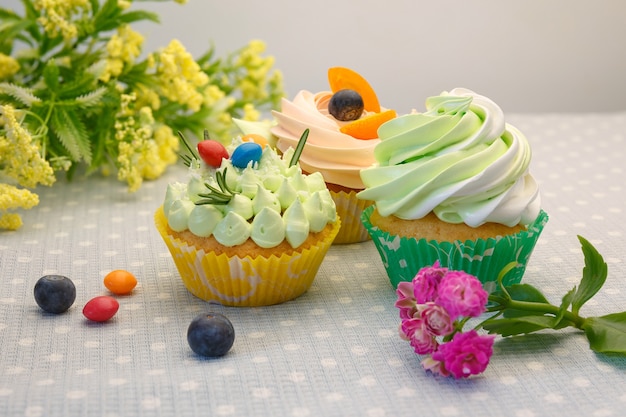 Cupcakes gourmet com granulado cremoso e colorido
