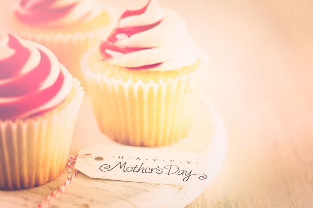 Foto cupcakes gourmet para o dia das mães em um fundo de madeira.