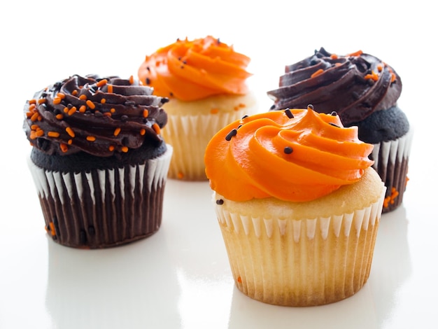 Cupcakes de Halloween naranja y negro sobre fondo blanco.